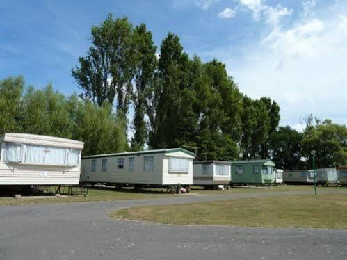 Готель Copthorne Caravans Merston Екстер'єр фото